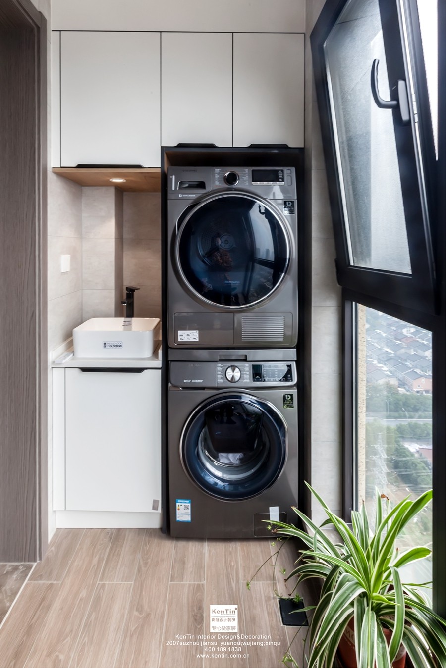 江南華府現(xiàn)代簡(jiǎn)約風(fēng)格三居室陽(yáng)臺(tái)裝修實(shí)景案例