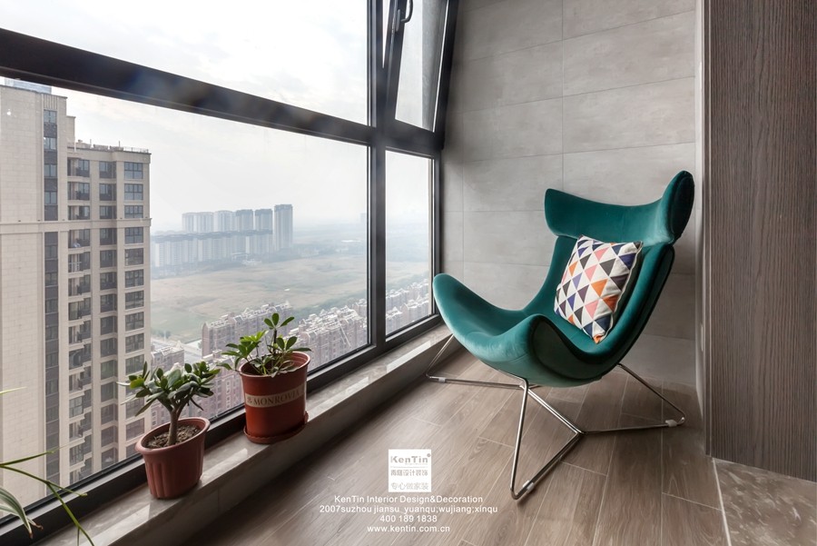 江南華府現(xiàn)代簡(jiǎn)約風(fēng)格三居室陽(yáng)臺(tái)裝修實(shí)景案例