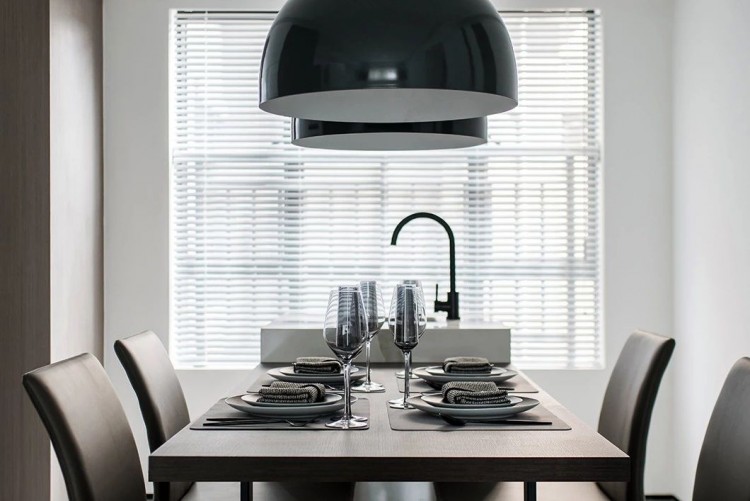 現(xiàn)代簡(jiǎn)約三居室餐廳效果圖