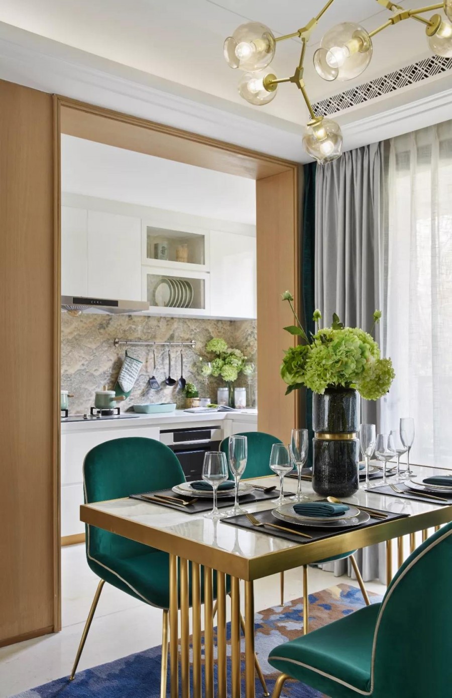 現(xiàn)代輕奢風格四居室餐廳裝修效果圖