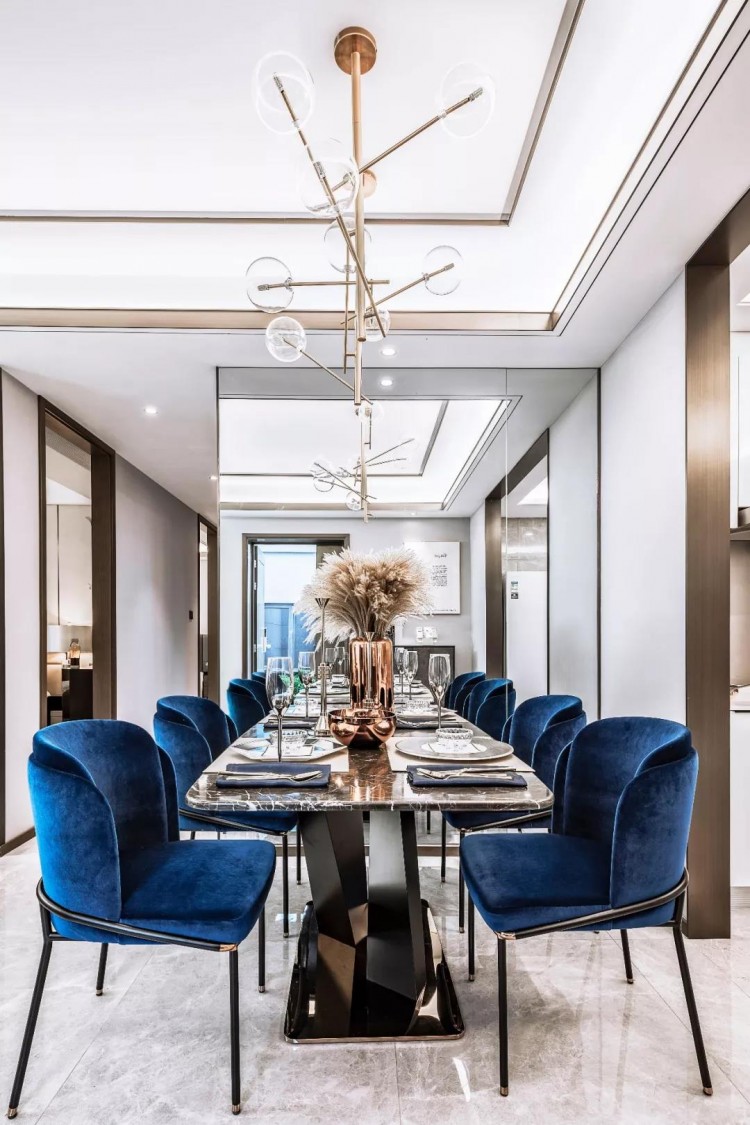 現(xiàn)代輕奢風格四居室餐廳裝修效果圖