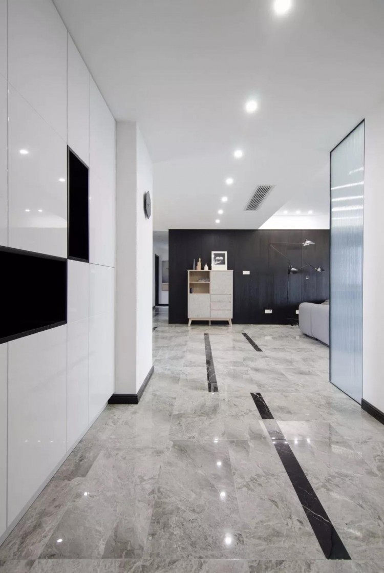 現(xiàn)代風格五居室玄關裝修效果圖