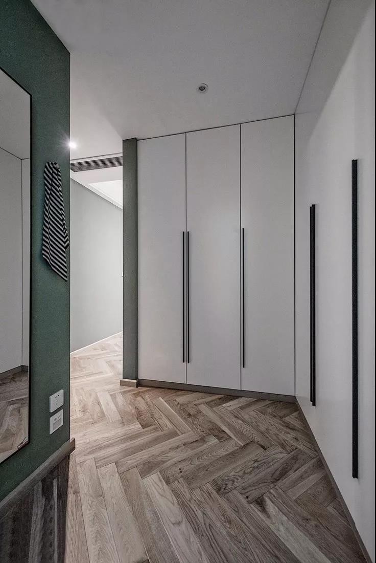 現(xiàn)代簡約風格四居室玄關(guān)裝修效果圖