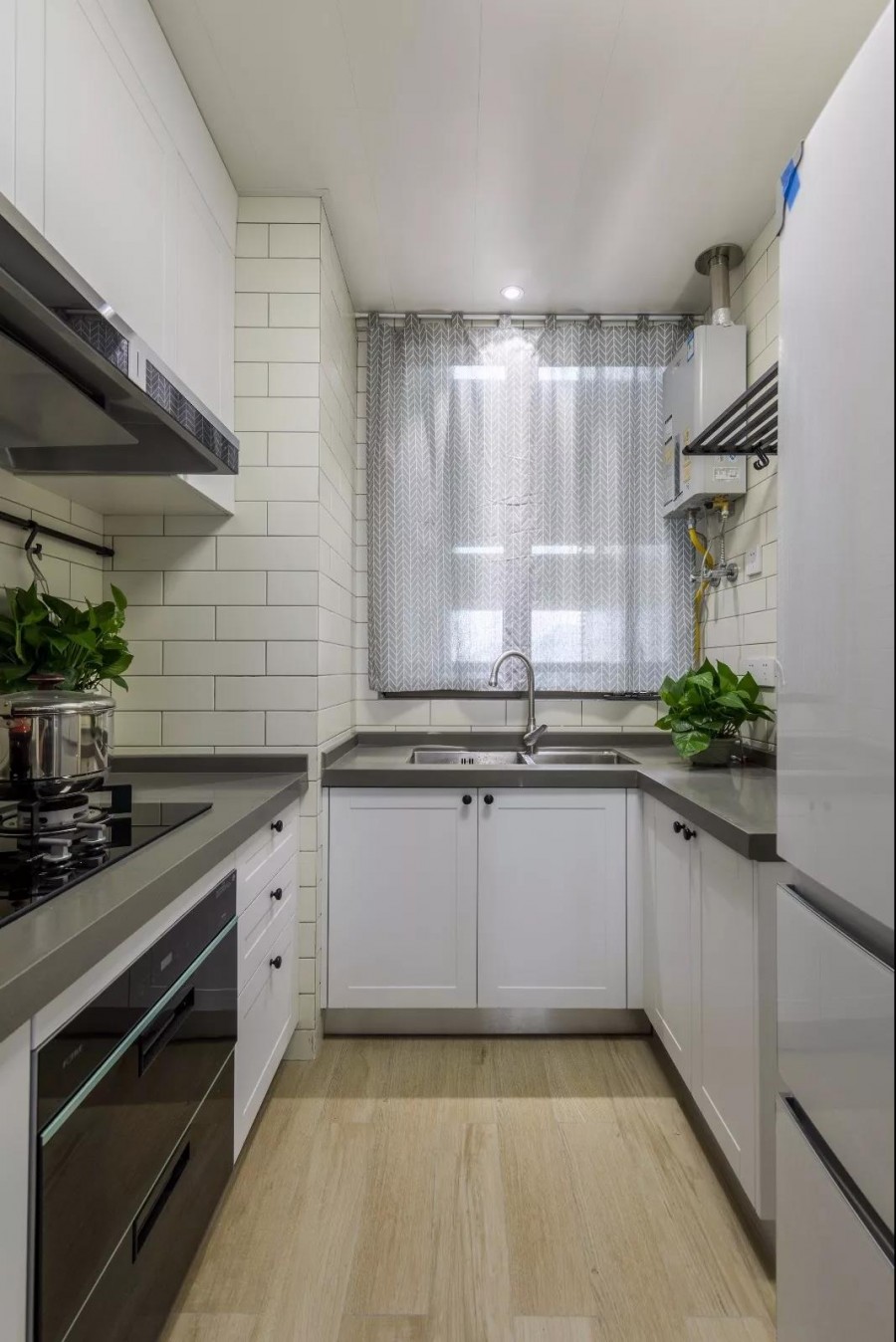 現(xiàn)代復式風格廚房三居室裝修效果圖