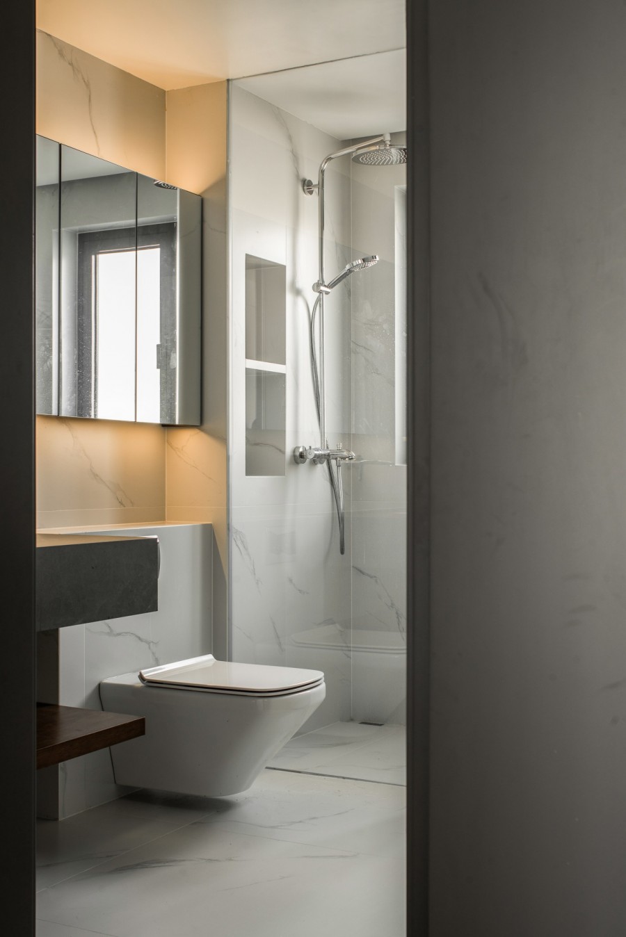 現代簡約風格四居室衛(wèi)生間裝修效果圖