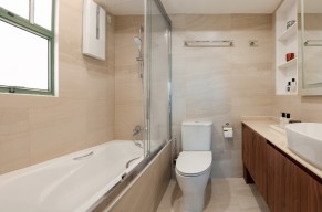 簡(jiǎn)約三居室衛(wèi)生間效果圖