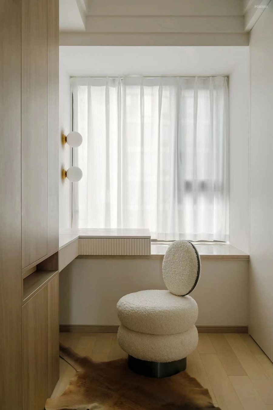 現(xiàn)代奶油風三居室衣帽間裝修效果圖