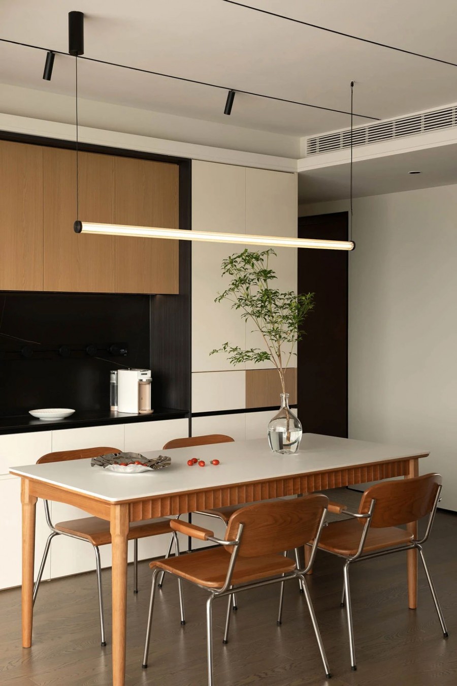 現代極簡三居室餐廳裝修效果圖