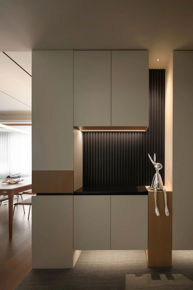 現代極簡三居室玄關裝修效果圖