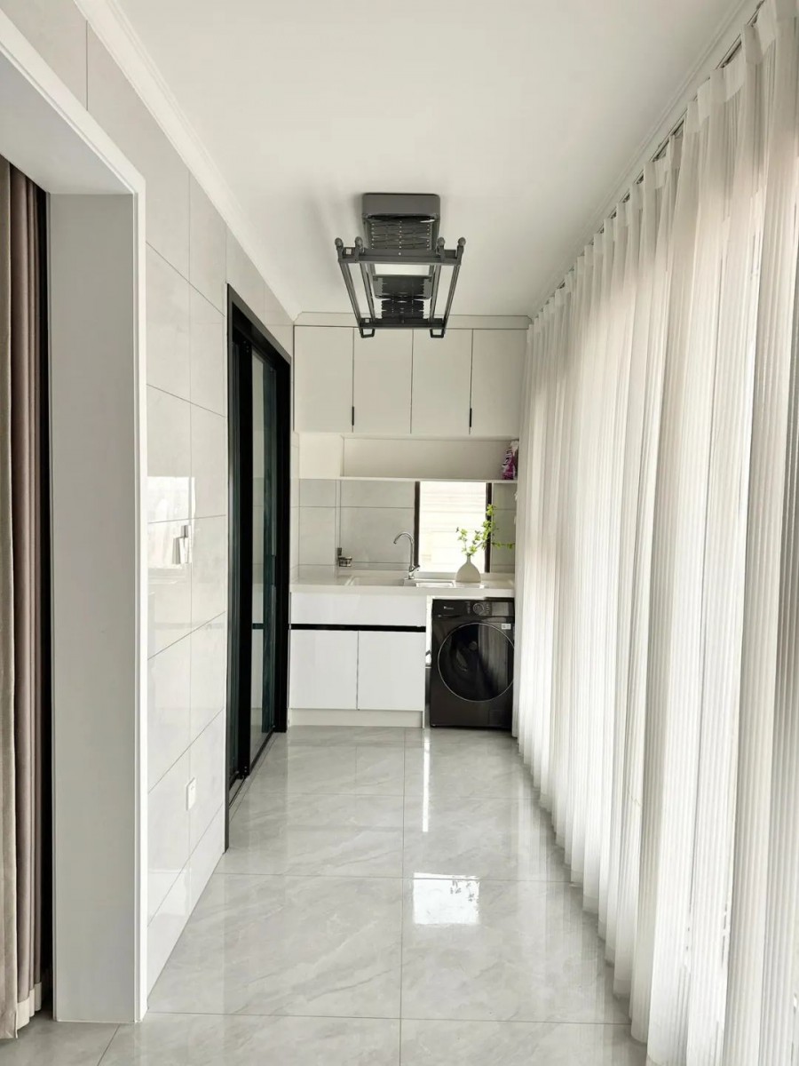 現代簡約兩居室陽臺裝修效果圖