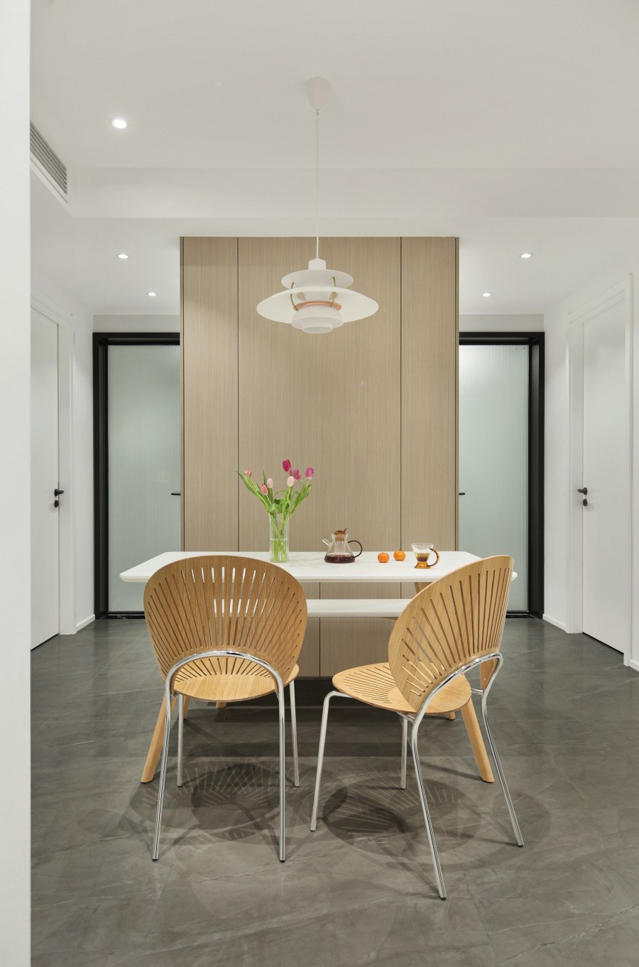 北歐原木風三居室裝修餐廳效果圖