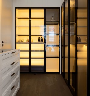 現代簡約三居室裝修衣帽間效果圖