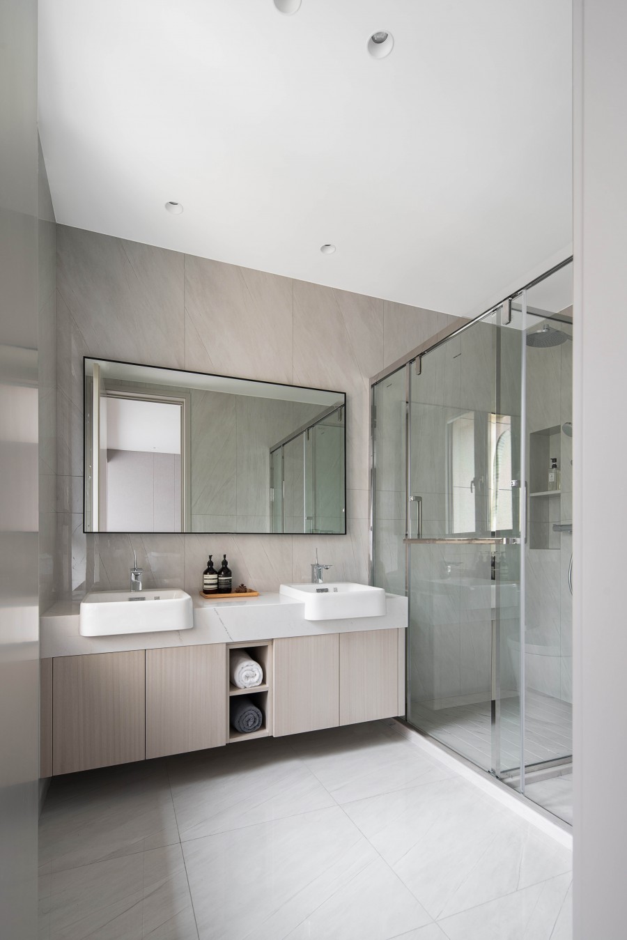 現代簡約復式衛生間裝修效果圖