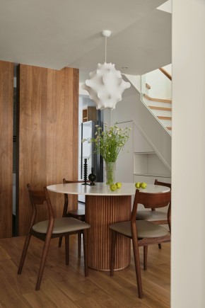 原木風復試餐邊柜裝修效果圖