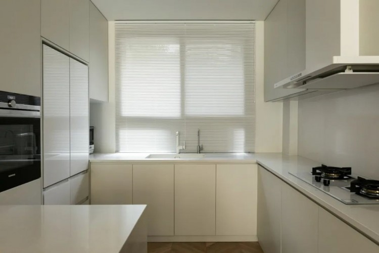 現(xiàn)代原木分風三居室廚房裝修效果圖