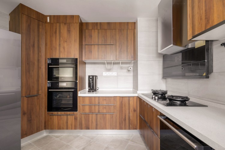 原木風三居室廚房裝修效果圖