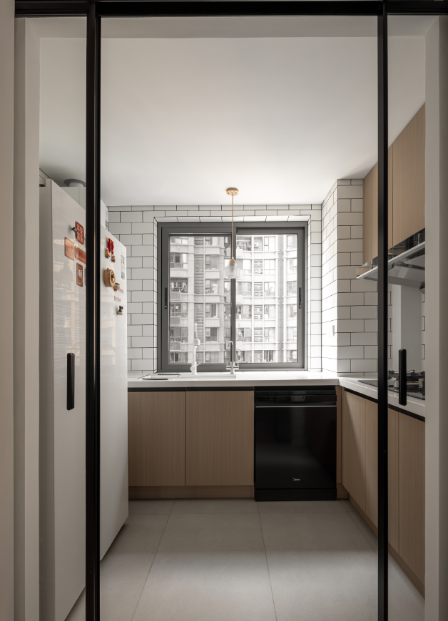 原木風三居室廚房裝修效果圖